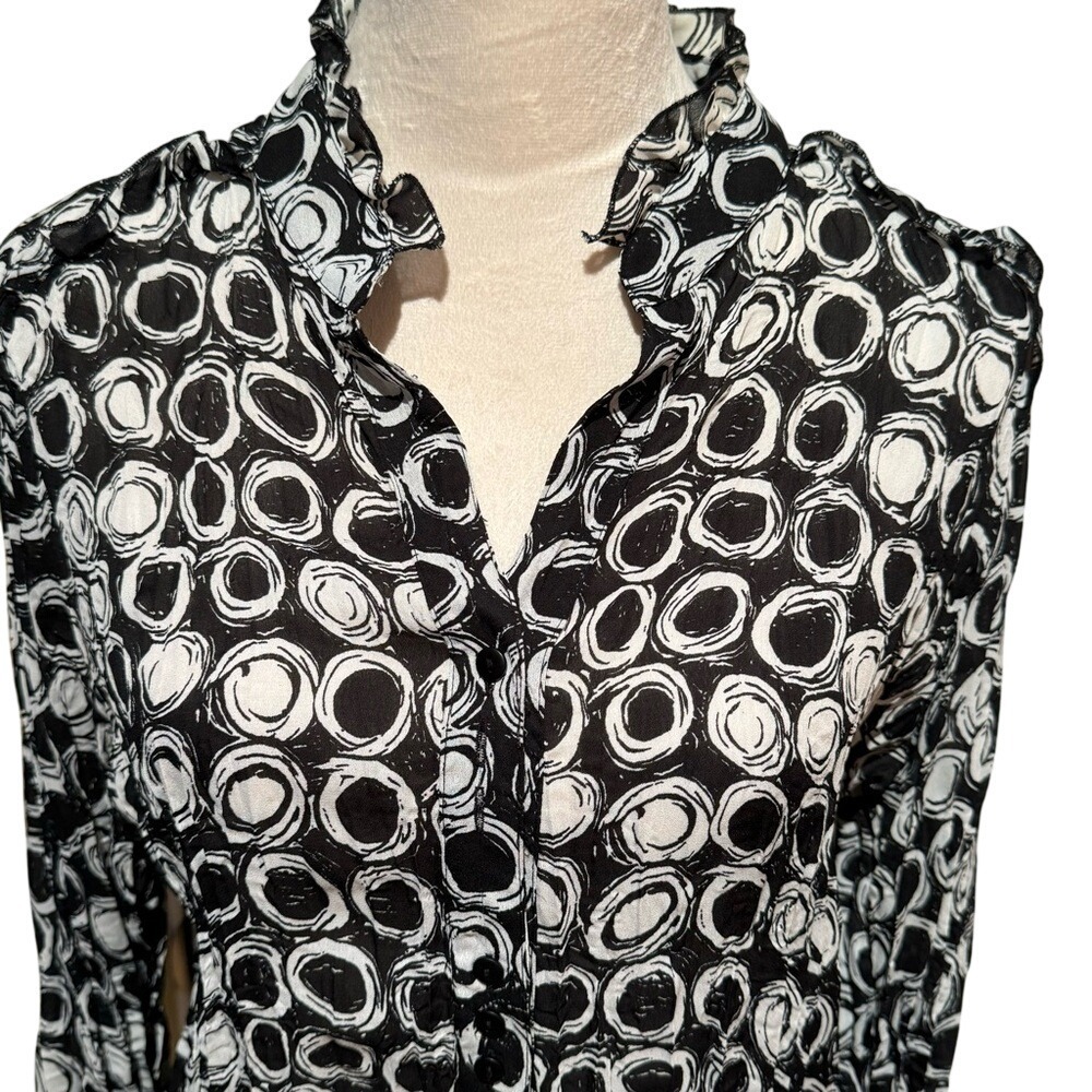 WORTHINGTON. L.Black & White Circle pattern. Ruffled,Pleated blouse.Button down.